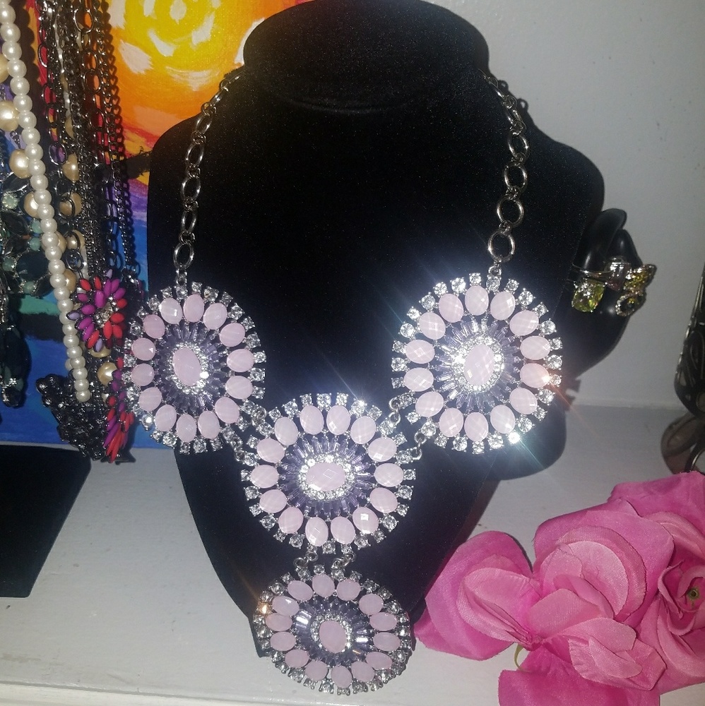 🎁with purchase. Beautiful statement necklace